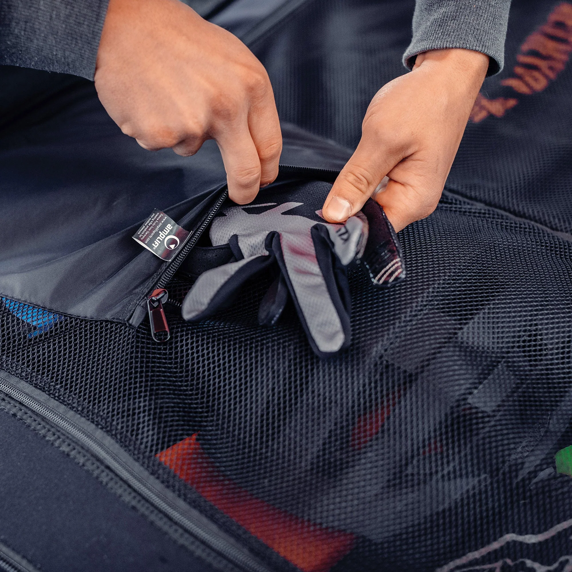 AMPLIFI Gran Torino Travelbag - Image 7